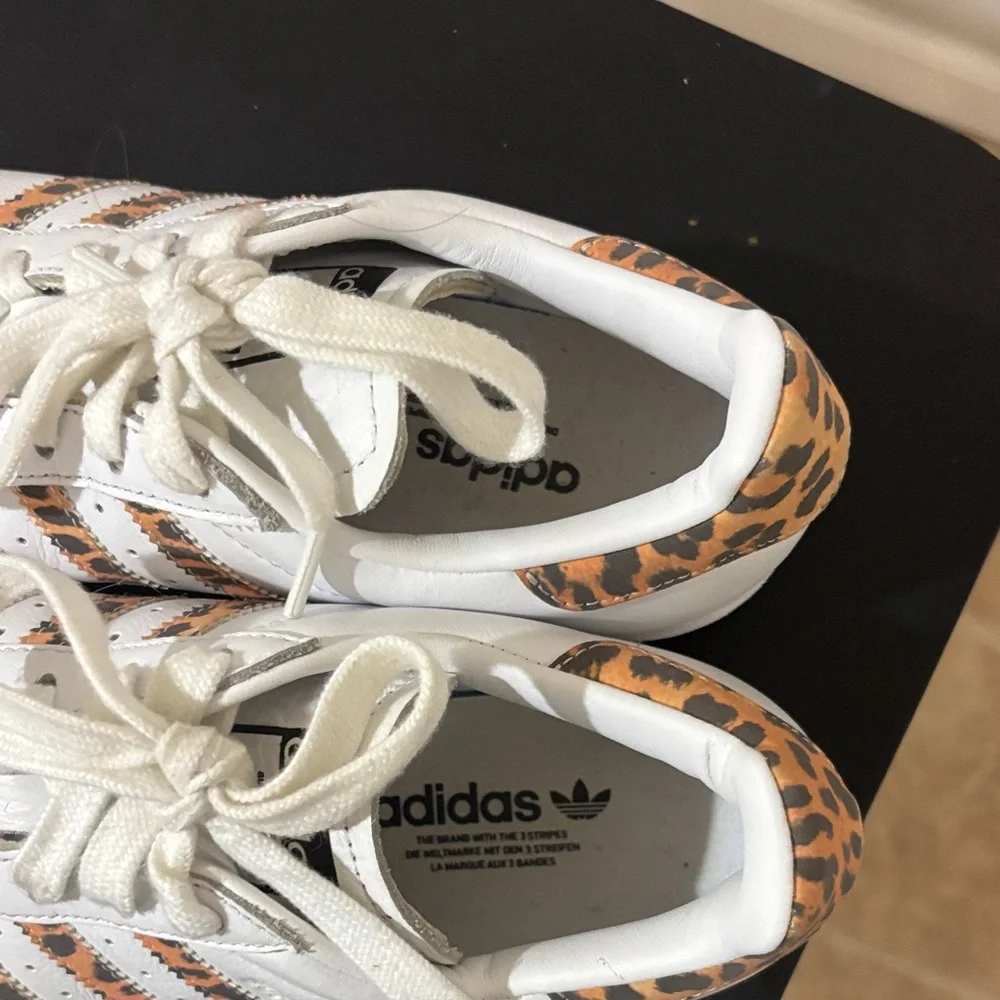 Adidas White and Cheetah Patterned Sneakers Size US 6 - Picture 4 of 10